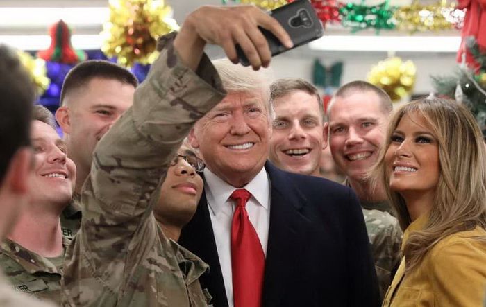 Президент США Д. Трамп з дружиною Меланією в Іраку Президент США Д. Трамп з дружиною Меланією в Іраку