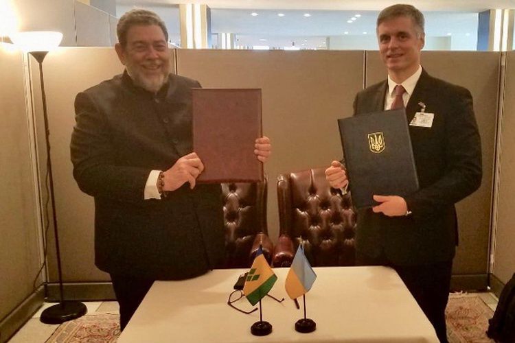 25 вересня міністр закордонних справ України Вадим Пристайко підписав спільне комюніке з главою МЗС Сент-Вінсент і Гренадін Ральфом Гонсалвесом про встановлення дипломатичних відносин 25 вересня міністр закордонних справ України Вадим Пристайко підписав спільне комюніке з главою МЗС Сент-Вінсент і Гренадін Ральфом Гонсалвесом про встановлення дипломатичних відносин