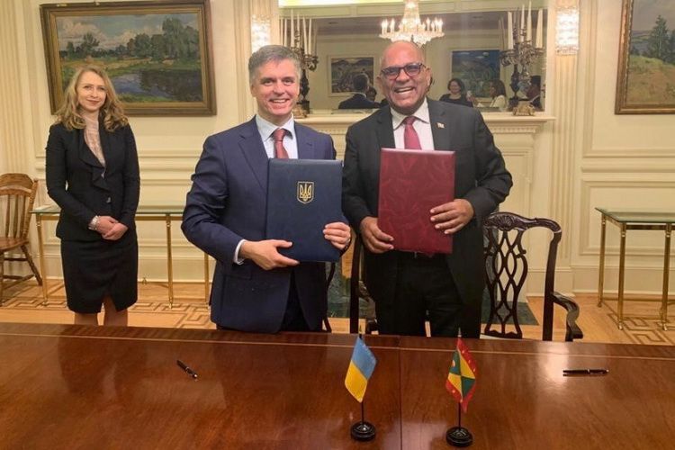 26 вересня міністр закордонних справ України та міністр закордонних справ Гренади Пітер Чарльз Девід підписали спільне комюніке про встановлення дипломатичних відносин між Україною та Гренадою 26 вересня міністр закордонних справ України та міністр закордонних справ Гренади Пітер Чарльз Девід підписали спільне комюніке про встановлення дипломатичних відносин між Україною та Гренадою