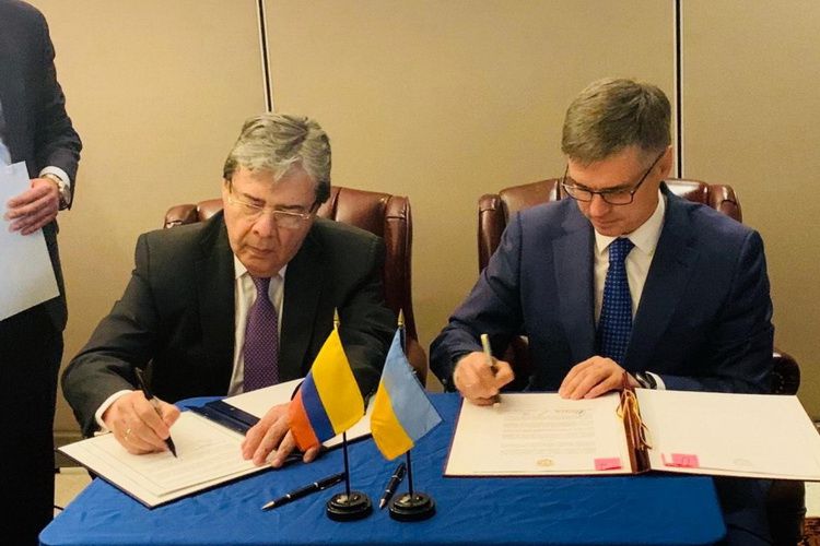 24 вересня міністр закордонних справ України Вадим Пристайко та його колумбійський колега Холмс Трухільйо підписали міжурядову угоду про взаємне скасування візових вимог 24 вересня міністр закордонних справ України Вадим Пристайко та його колумбійський колега Холмс Трухільйо підписали міжурядову угоду про взаємне скасування візових вимог