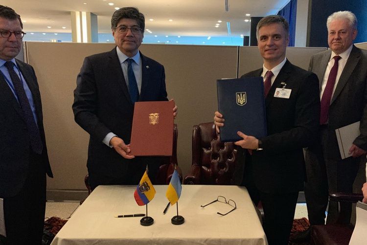 26 вересня міністр закордонних справ України та його еквадорський колега Хосе Валенсіа підписали міжурядову угоду про взаємне скасування візових вимог 26 вересня міністр закордонних справ України та його еквадорський колега Хосе Валенсіа підписали міжурядову угоду про взаємне скасування візових вимог