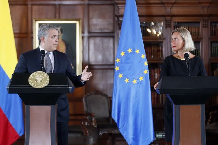 Президент Колумбії І. Дуке із головою європейської дипломатії Ф. Могеріні Президент Колумбії І. Дуке із головою європейської дипломатії Ф. Могеріні