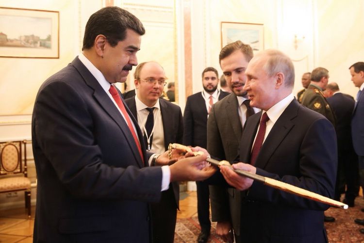 Президент Венесуели подарував В. Путіну копію шаблі венесуельського героя-визволителя С. Болівара «за повагу до суверенітету та самовизначення народів» Президент Венесуели подарував В. Путіну копію шаблі венесуельського героя-визволителя С. Болівара «за повагу до суверенітету та самовизначення народів»
