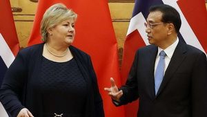 Прем'єр-міністр Китаю Лі Кецян зустрівся з прем'єр-міністром Норвегії Ерной Солберг