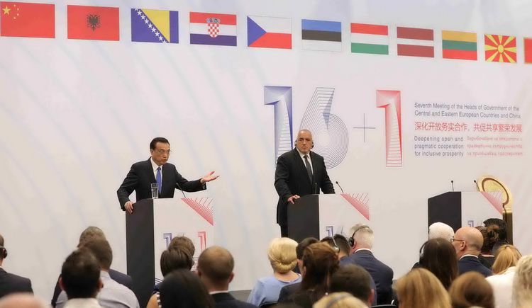 7 липня ц. р. у Софії (Болгарія) прем’єр Державної ради КНР Лі Кецян взяв участь у 7-му саміті керівників Китаю та країн ЦСЄ у форматі «16+1» 7 липня ц. р. у Софії (Болгарія) прем’єр Державної ради КНР Лі Кецян взяв участь у 7-му саміті керівників Китаю та країн ЦСЄ у форматі «16+1»