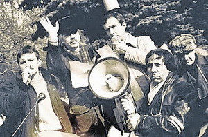 Ю. Мєшков &mdash; яскравий оратор. Свою політику робив з мегафоном на мітингах.