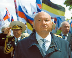 Ю. М. Лужков, протягом 18 років (з 1992 по 2010) займав пост мера Москви (звільнений &laquo;у зв'язку з втратою довіри Президента Росії&raquo;)