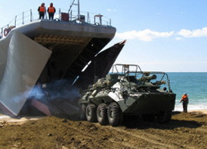 Завантаження КШМ Р-145БМ &laquo;Чайка&raquo; на великий десантний корабель