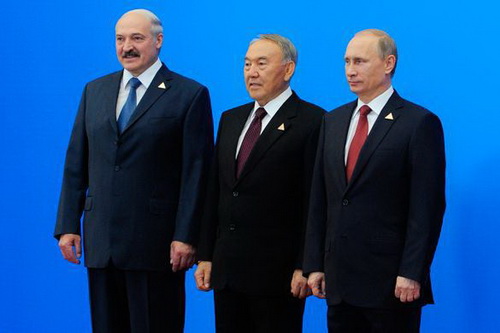 Президенти Росії, Білорусії і Казахстану Володимир Путін, Олександр Лукашенко і Нурсултан Назарбаєв підписали в Астані договір про створення Євразійського економічного союзу (ЄАЕС), який набирає чинності з 1 січня 2015 р. Восени 2013 Путін заявляв, що договір про Євразійський економічний союз повинен відобразити нову якість інтеграції країн-учасниць в порівнянні з існуючим Митним союзом