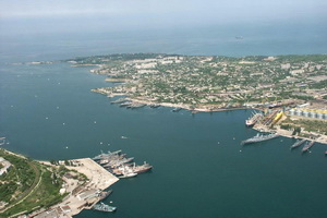 Головна бухта Севастополя з кораблями ЧФ РФ і ВМС України Головна бухта Севастополя з кораблями ЧФ РФ і ВМС УкраїниС Украины