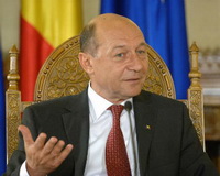 Президенту Румунії Траяну Бесеску, який відвідав Молдову, було запропоновано продовжити там його політичну кар'єру Президенту Румунії Траяну Бесеску, який відвідав Молдову, було запропоновано продовжити там його політичну кар'єру