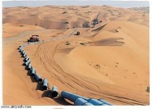 Саудовская Аравия, строительство нефтепровода в пустыне.