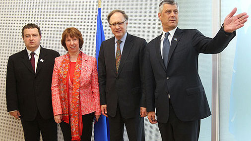 Прем'єр-міністр Косово Хашим Тачі (праворуч), прем'єр-міністр Сербії Івіца Дачич (ліворуч), уповноважена Європейського Союзу з питань зовнішньої політики і політики безпеки Кетрін Ештон і заступник генерального секретаря НАТО Олександр Вершбоу
