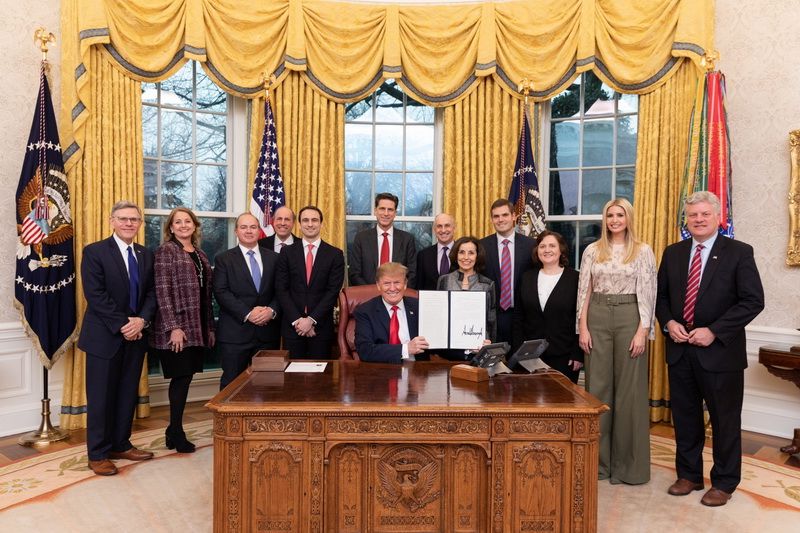 Президент США Д. Трамп підписує Виконавчий наказ «Про збереження американського лідерства в галузі штучного інтелекту», 11 лютого 2019 року Президент США Д. Трамп підписує Виконавчий наказ «Про збереження американського лідерства в галузі штучного інтелекту», 11 лютого 2019 року