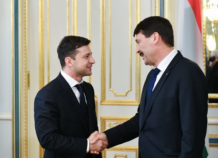Президент України Володимир Зеленський і президент Угорщини Янош Адер Президент України Володимир Зеленський і президент Угорщини Янош Адер