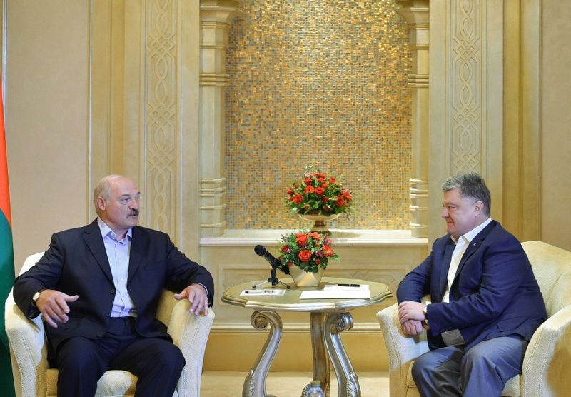 Президент України Петро Порошенко із Президентом Білорусі Олександром Лукашенко в Абу-Дабі Президент України Петро Порошенко із Президентом Білорусі Олександром Лукашенко в Абу-Дабі