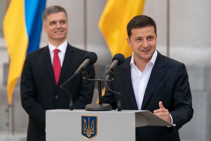 Президент України В. Зеленський і міністр закордонних справ В. Пристайко Президент України В. Зеленський і міністр закордонних справ В. Пристайко